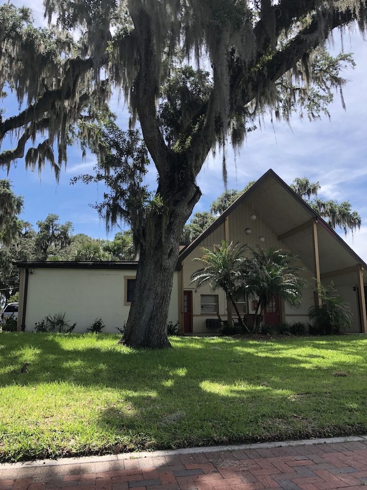 The Crystal Manatee - carbon neutral hotel in Crystal River