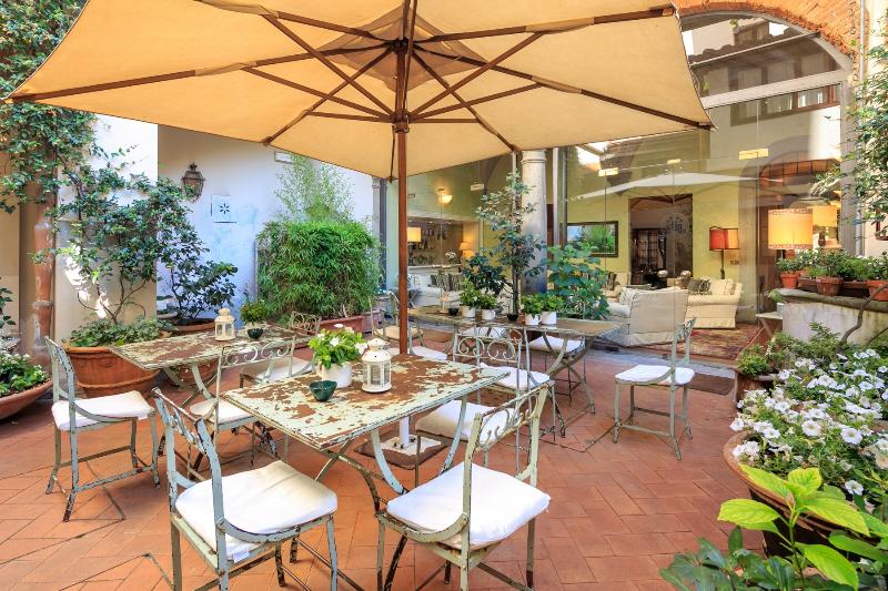 J And J Historic House Hotel — 4-Star Luxury Hotel in Florence, Italy