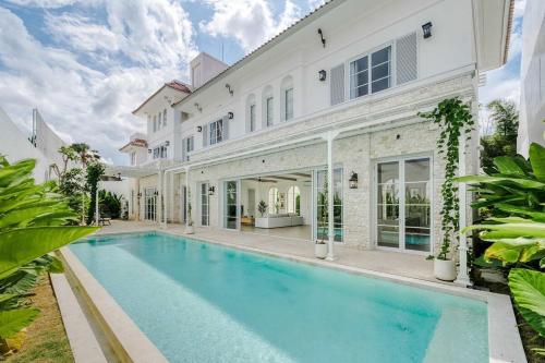 Villa Aclasa Luxery 4BR Retreat in Berawa Canggu — 4-Star Luxury Hotel in Canggu, Indonesia