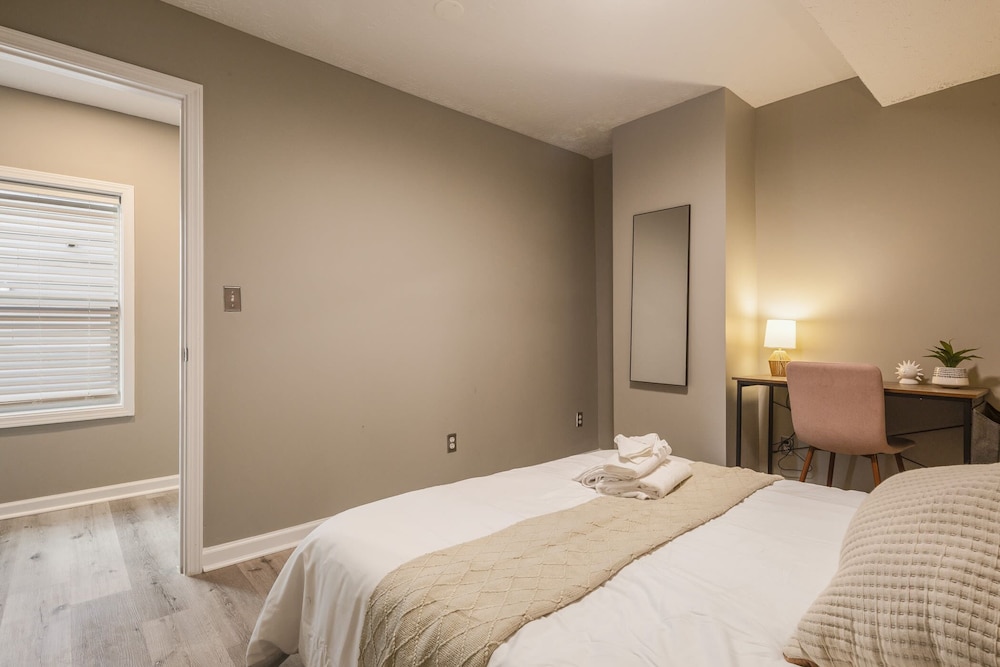 Newly renovated 4BR CozySuites - photo 11