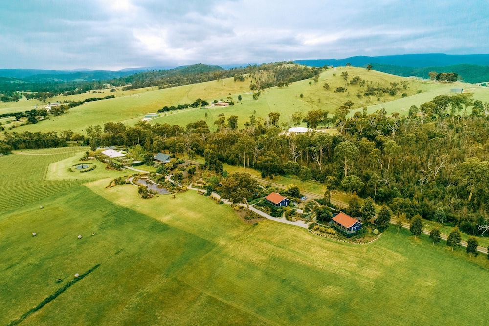 Outlook Hill Vineyard Cottages — hotel in Healesville