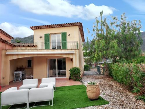Maison de Vacances Confortable Avec Jardin Et Terrasse Au Lavandou — 4-Star Luxury Hotel in Le Lavandou, France