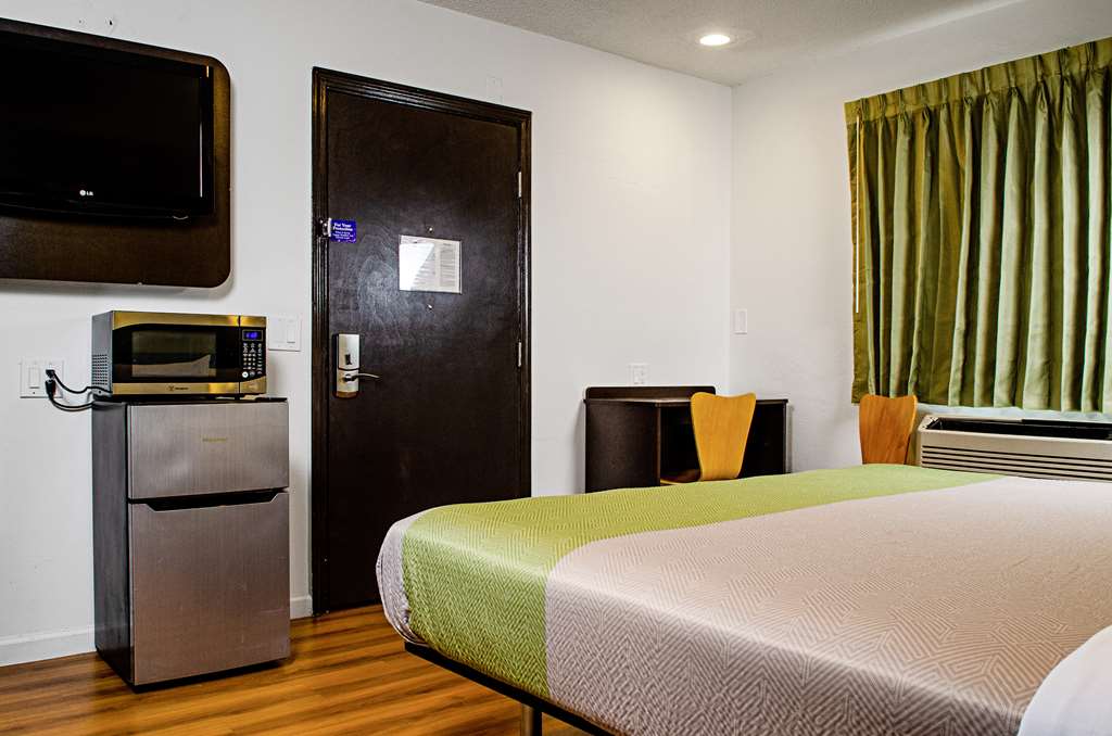Motel 6 Modesto CA Downtown - photo 16