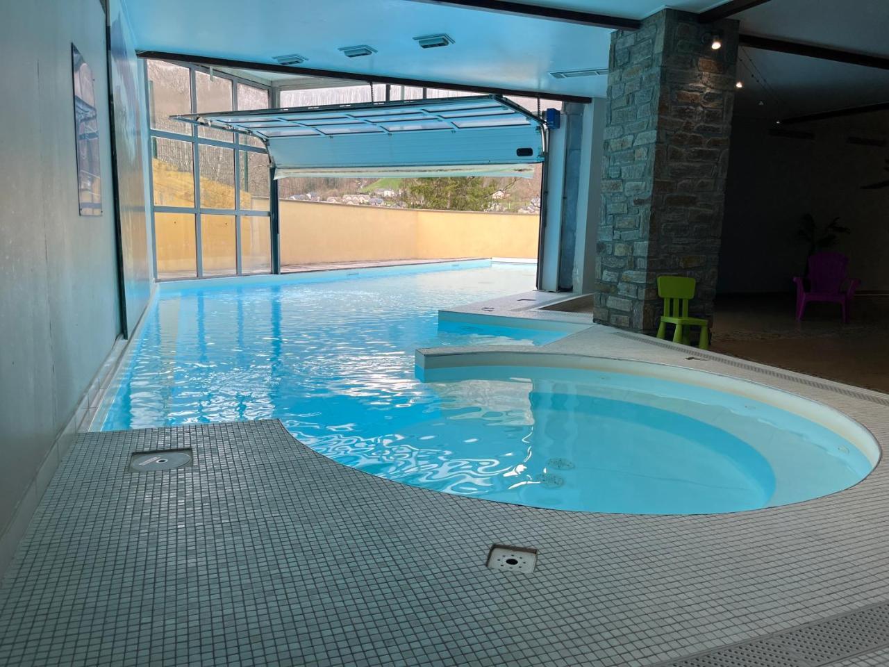 T2 Residence 3 Etoiles Piscine Chauffee Sauna Hammam — 4-Star Luxury Hotel in Cauterets, France