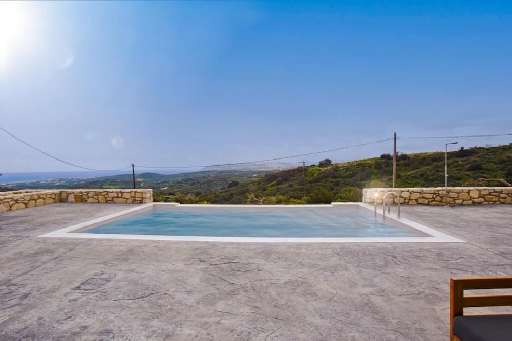 Villa Fortuna with Private Pool — 4-Star Luxury Hotel in Georgioupolis, Greece