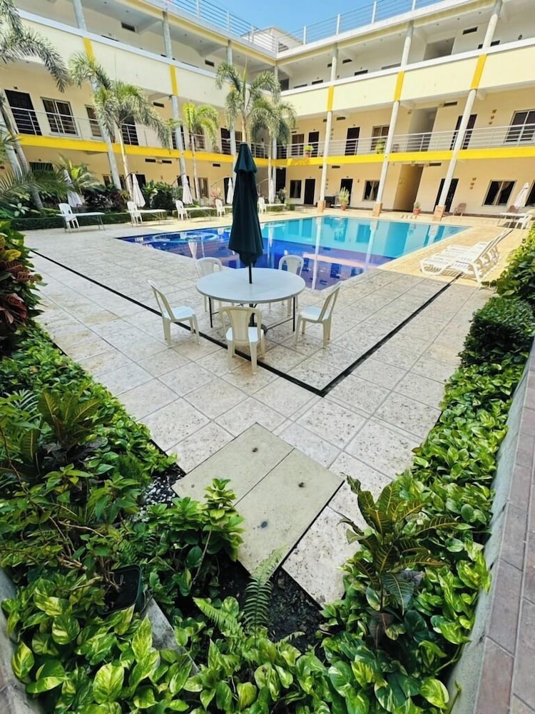 Hotel California Pacific Palm in Escuintla, Guatemala