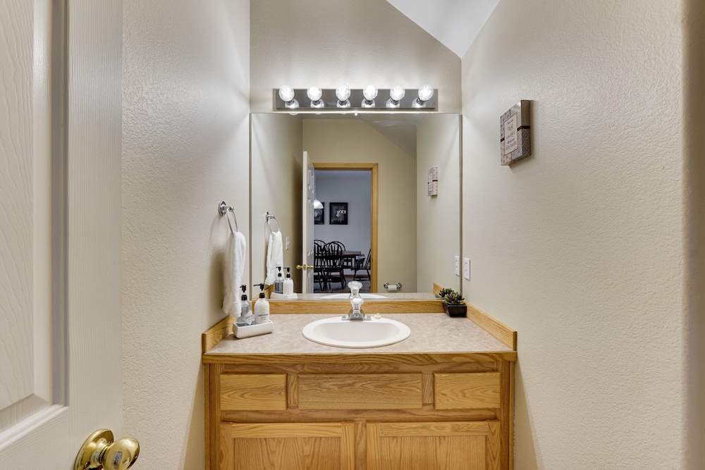 Klamath Falls Townhome w Deck & Resort Amenities - photo 13