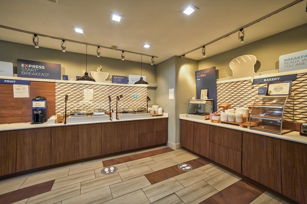 Holiday Inn Express Suites Beeville by IHG - photo 41