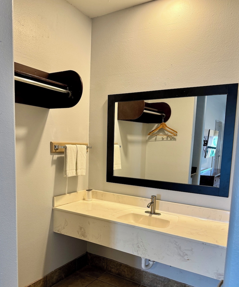 Texas Inn and Suites City Center at University Dr. - photo 30