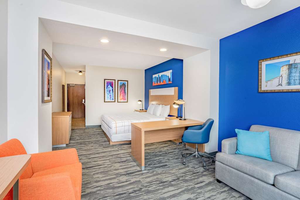 La Quinta Inn & Suites by Wyndham Katy - photo 24