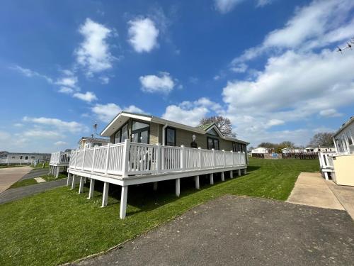 2 Bedroom Lodge TH35 Nodes Point St Helens Isle of Wight — 4-Star Luxury Hotel in St Helens, United Kingdom