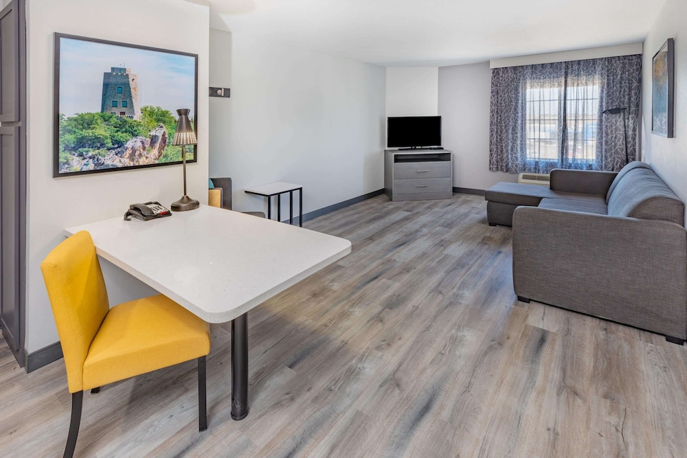 La Quinta Inn & Suites By Wyndham Ardmore - photo 6