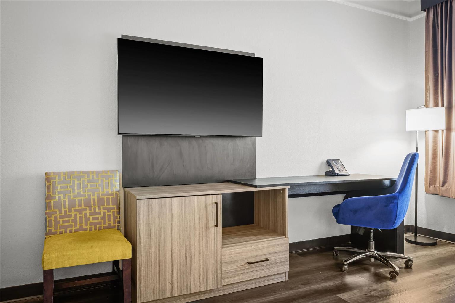 La Quinta Inn & Suites by Wyndham Miami Airport West - photo 23