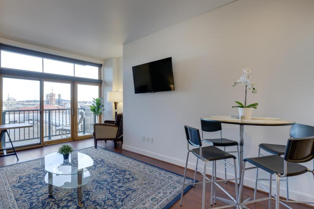 Spacious Downtown Location great for work and relaxing - photo 38