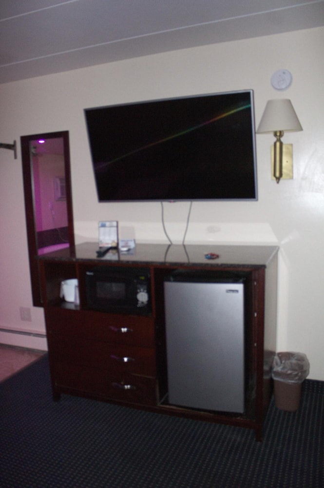 American Inn & Suites - photo 15