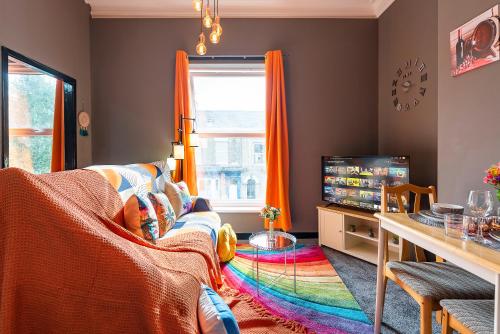 Art Filled Bohemian 1 Bedroom Apt 2 Beds Colourful Praise Inn Apartment — 4-Star Luxury Hotel in Kingston Upon Hull, United Kingdom
