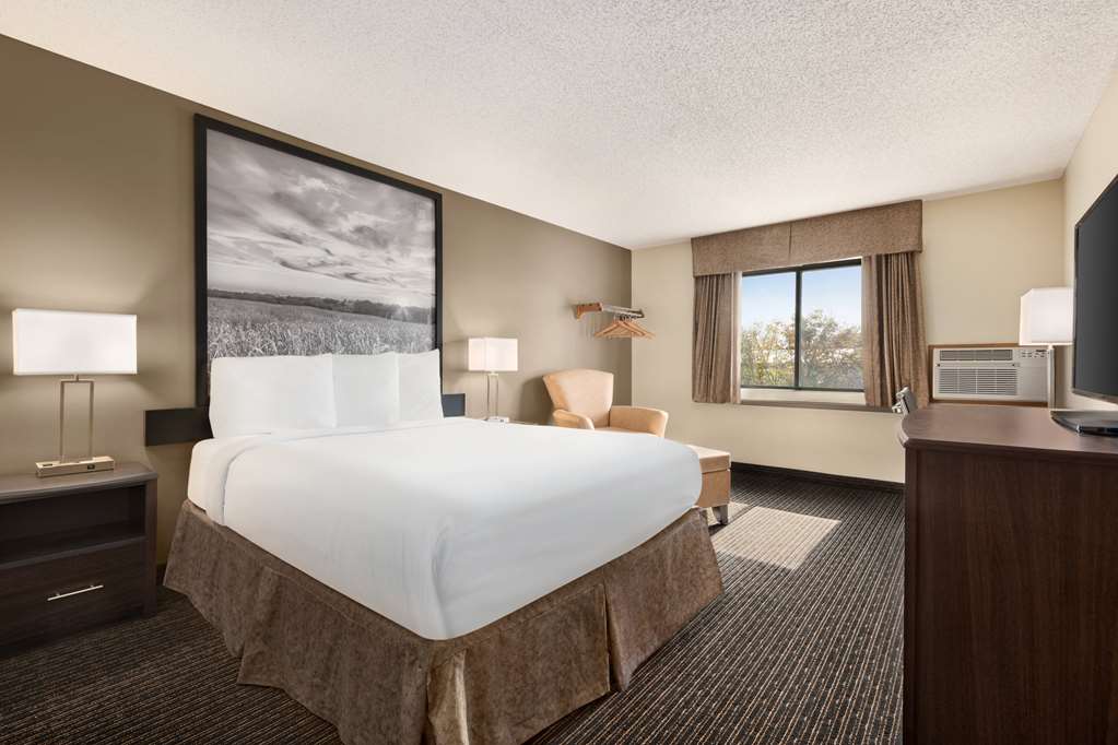 Super 8 by Wyndham Lincoln North - photo 27