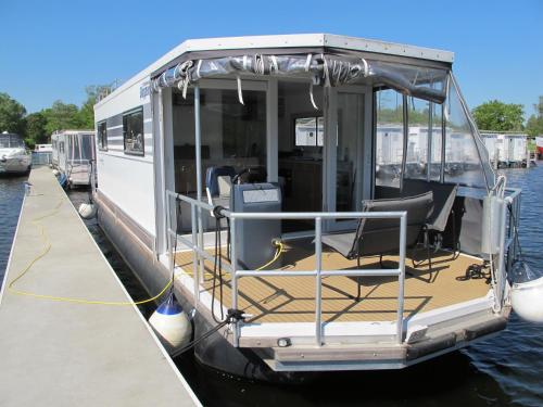 Hausboot — hotel in Hennigsdorf