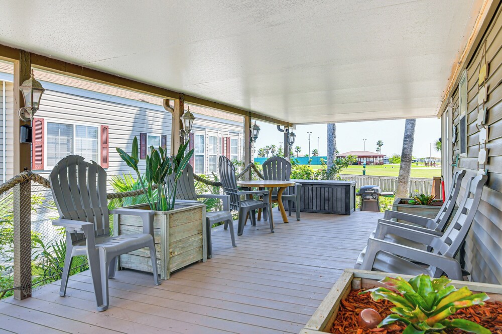Resort style Perks & Deck at Port Isabel Home — hotel in Port Isabel