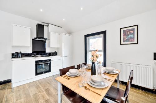 Modern Duplex Apartment Located Near City Centre With Free Parking Wi Fi & Netflix By Ai Estate Group