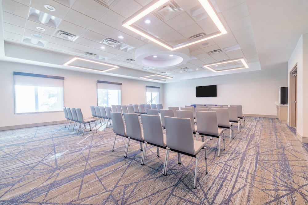 Holiday Inn Express and Suites Kansas City Airport by IHG - photo 54