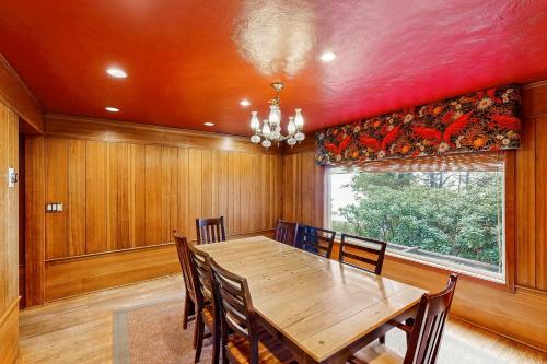 Whispering Seas with Hot Tub in Newport, United States