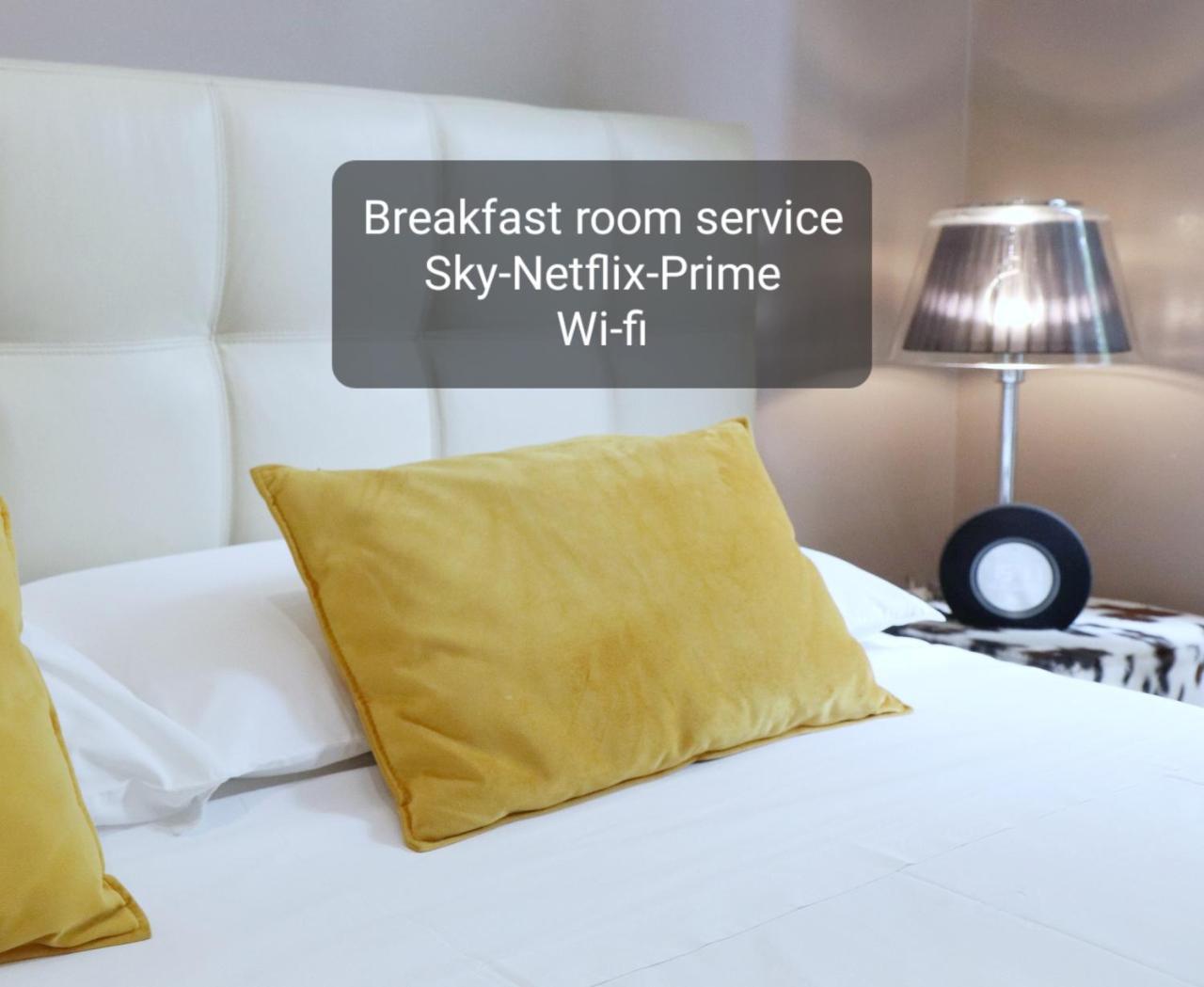La Dolce Vita Luxury Apartment Via Solari — 4-Star Luxury Hotel in Milan, Italy