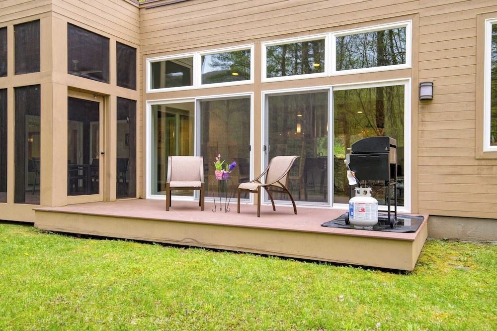 Secluded Modern Enclosed Patio Forest Views Woodland Zen by AvantStay in Stockbridge, United States