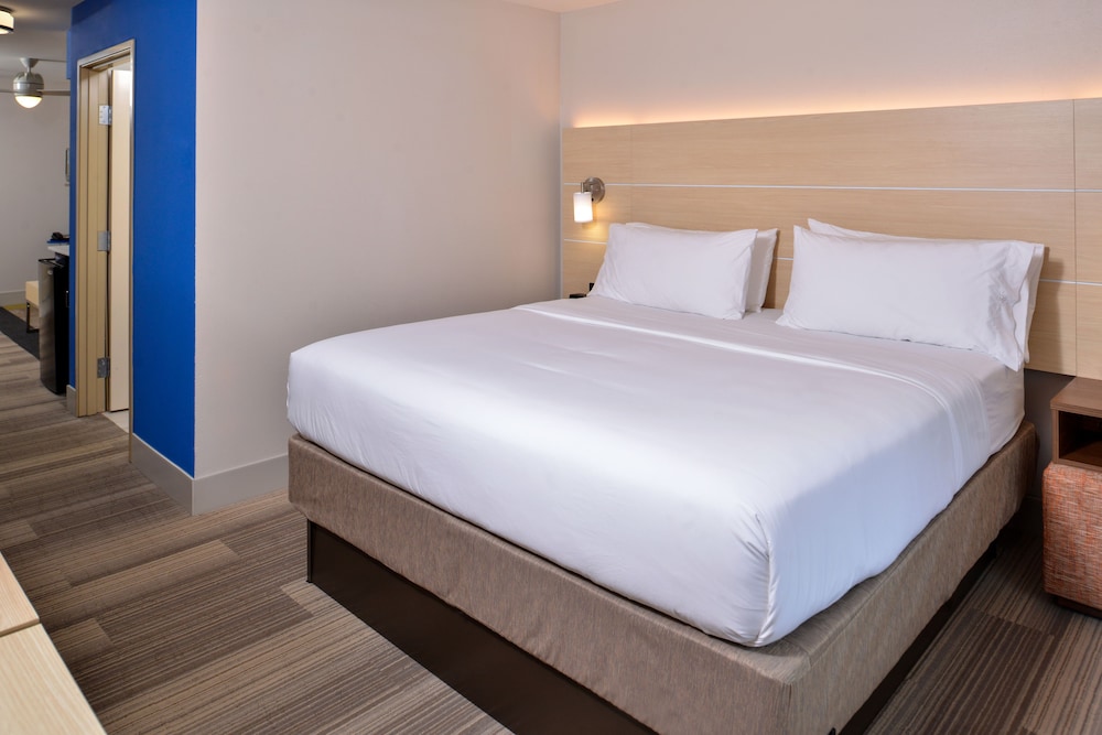 Holiday Inn Express & Suites Cincinnati Mason by IHG - photo 18