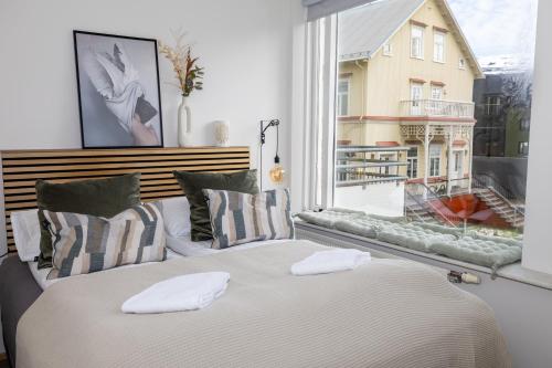 LL Properties H81 Charming Deluxe Apartment