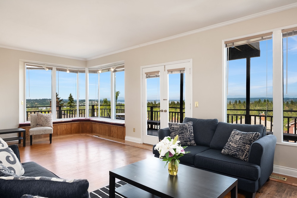 Seattle Vacation Home The Tuscan Villa — 4-Star Luxury Hotel in Seattle, United States