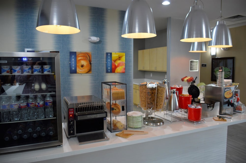 Del Mar Airport Inn & Suites - photo 17