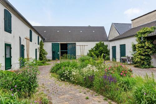 Vierseitenhof mit Pool - last minute hotel in Ziesar