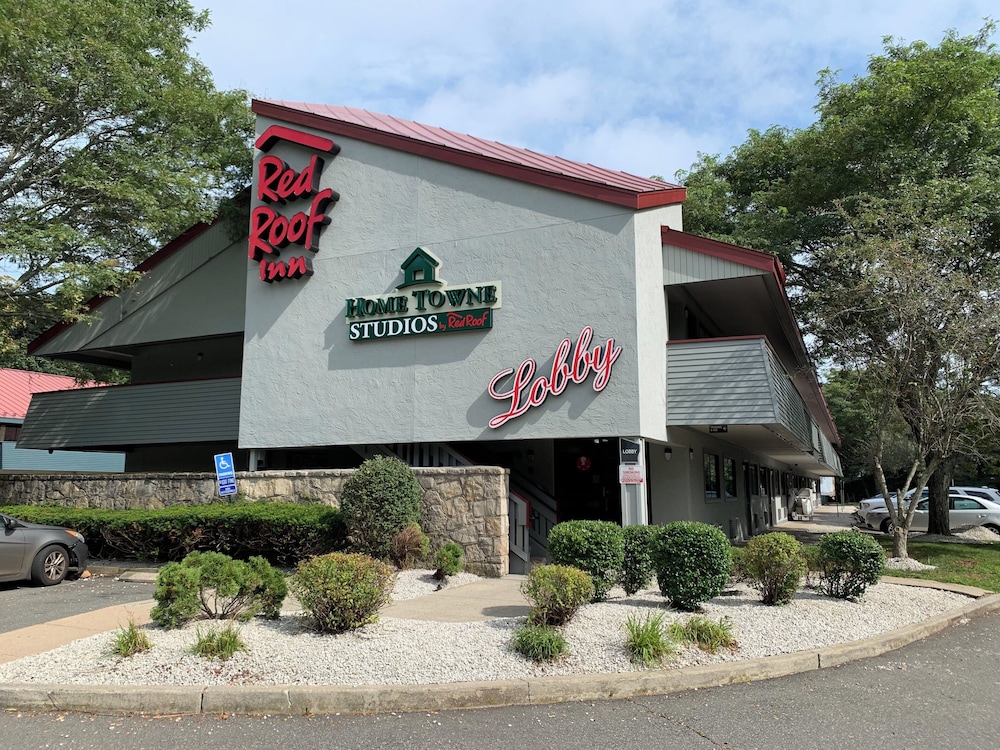 HomeTowne Studios By Red Roof Mystic New London — hotel in New London