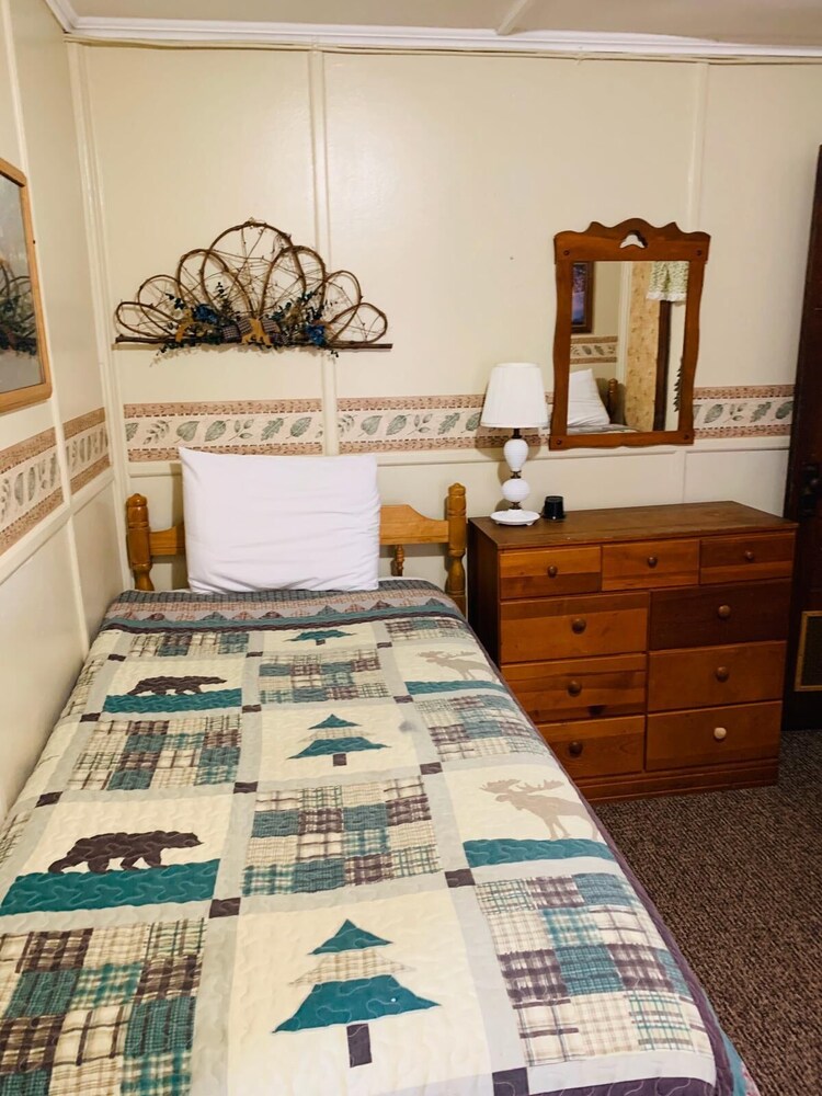 Carroll Motel & Cottages - photo 25