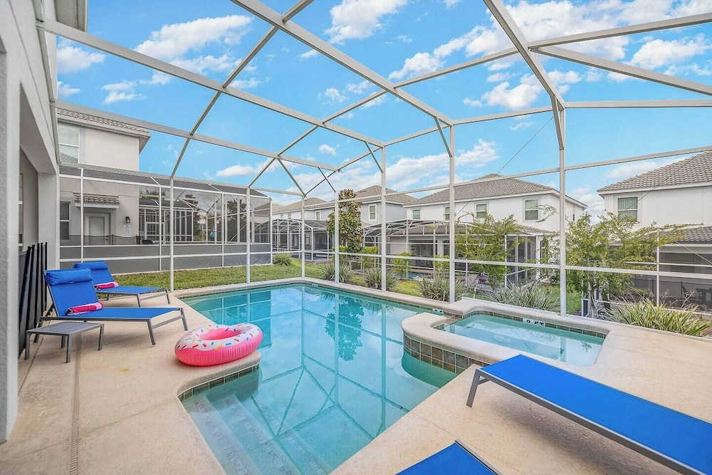 Willy Wonka's Villa Within Minutes of Disney — 4-Star Luxury Hotel in Davenport, United States