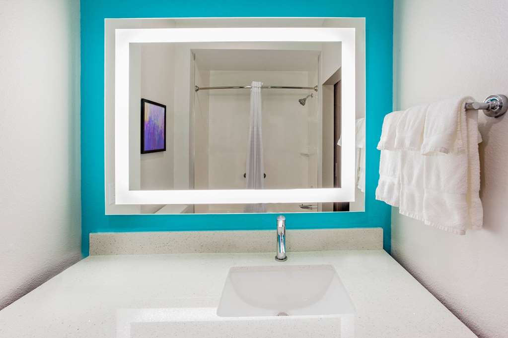 La Quinta Inn & Suites by Wyndham San Antonio Alamo City - photo 21