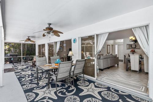 Villa Mimsey Modern family friendly electric & solar heated pool home in coveted SE Cape Coral SWFL Rentals — 4-Star Luxury Hotel in Cape Coral, United States