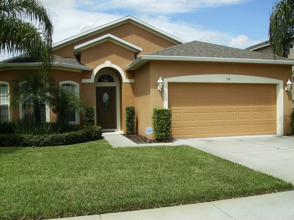 4 Bedroom Budget Home with Private Pool — 4-Star Luxury Hotel in Davenport, United States