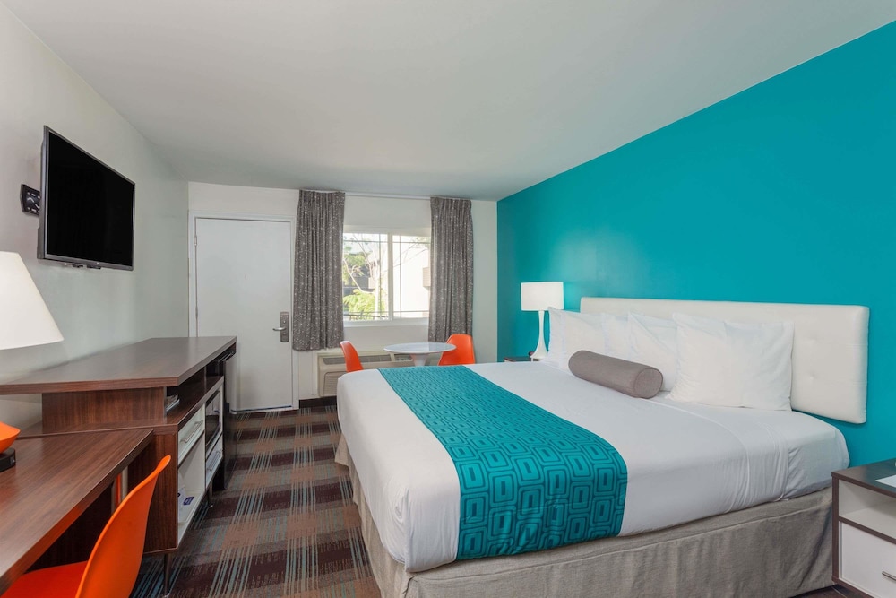 Howard Johnson by Wyndham San Diego Hotel Circle - photo 12