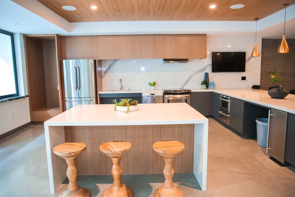 Fully Furnished Suites near Little Tokyo - photo 3