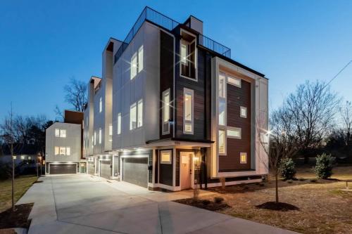 4BD Townhome East Nash with Rooftop 12ppl in Nashville, United States