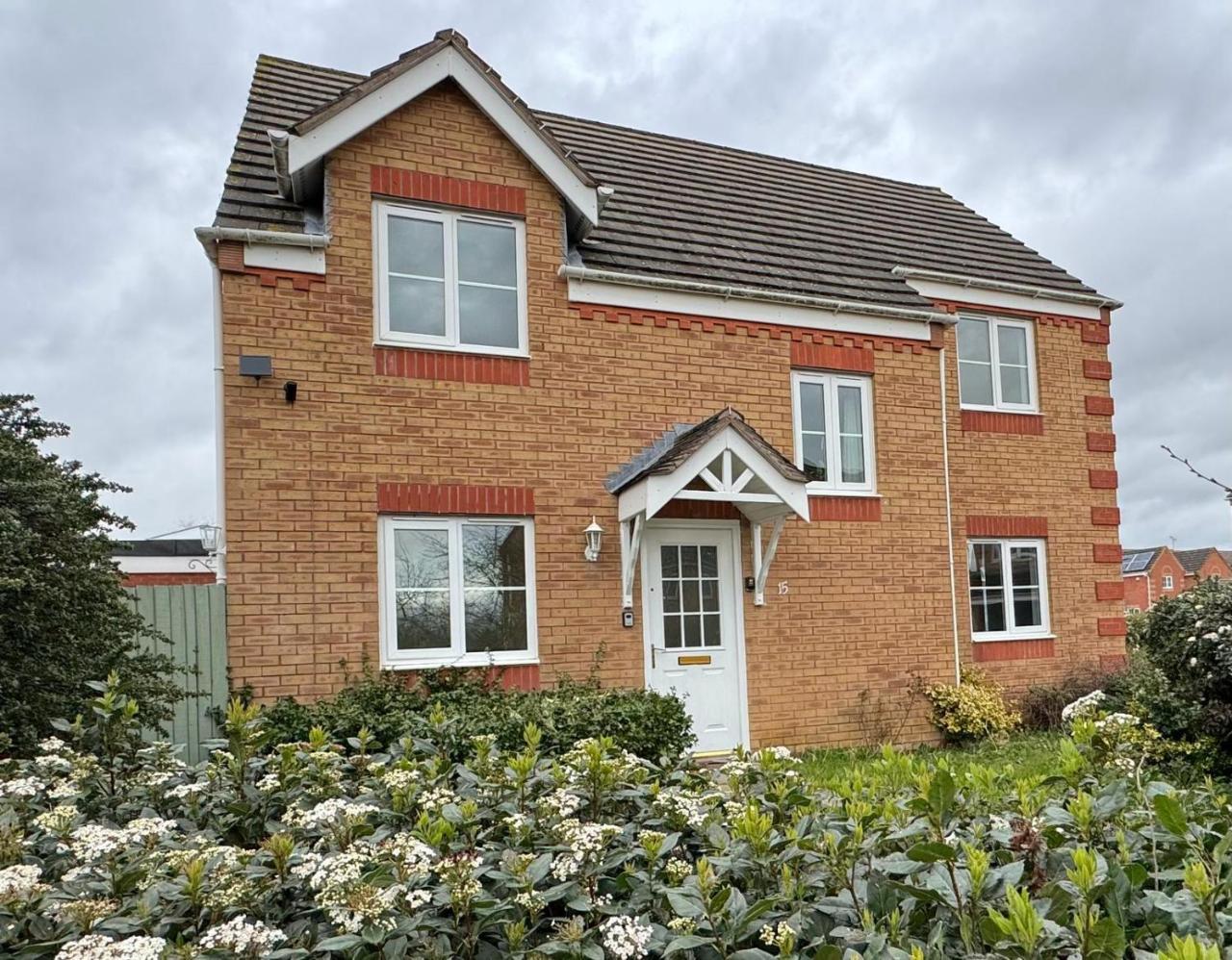 Amazing 5 Bedrooms 10 Beds Detached House in Bedford — 4-Star Luxury Hotel in Elstow, United Kingdom