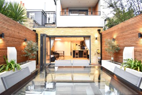 Stunning 2 bed apartment — 4-Star Luxury Hotel in London, United Kingdom