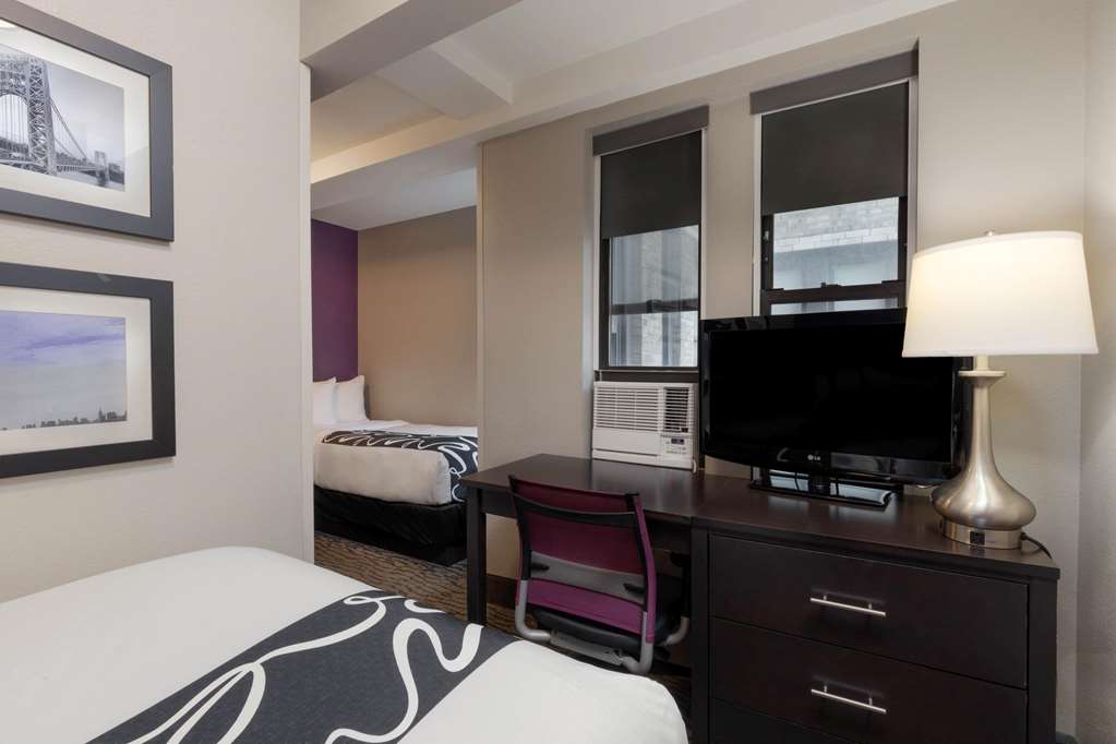 La Quinta Inn & Suites by Wyndham New York City Central Park - photo 19