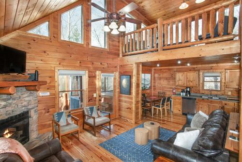 Blue Mist Lodge Hot Tub Outdoor Lounge MORE — 4-Star Luxury Hotel in Sevierville, United States