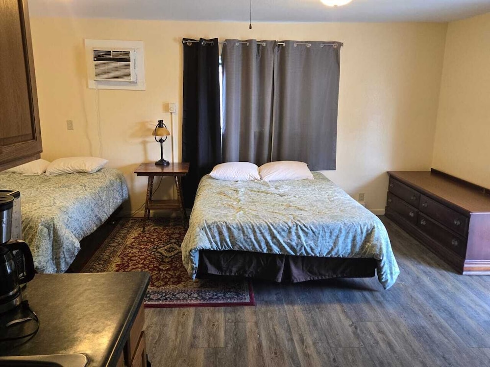 Golden Door Motel - photo 9