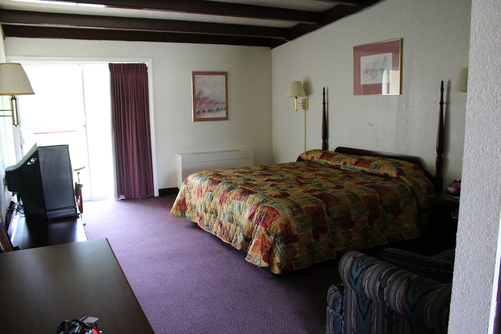 Hometown Inn Staunton - photo 8