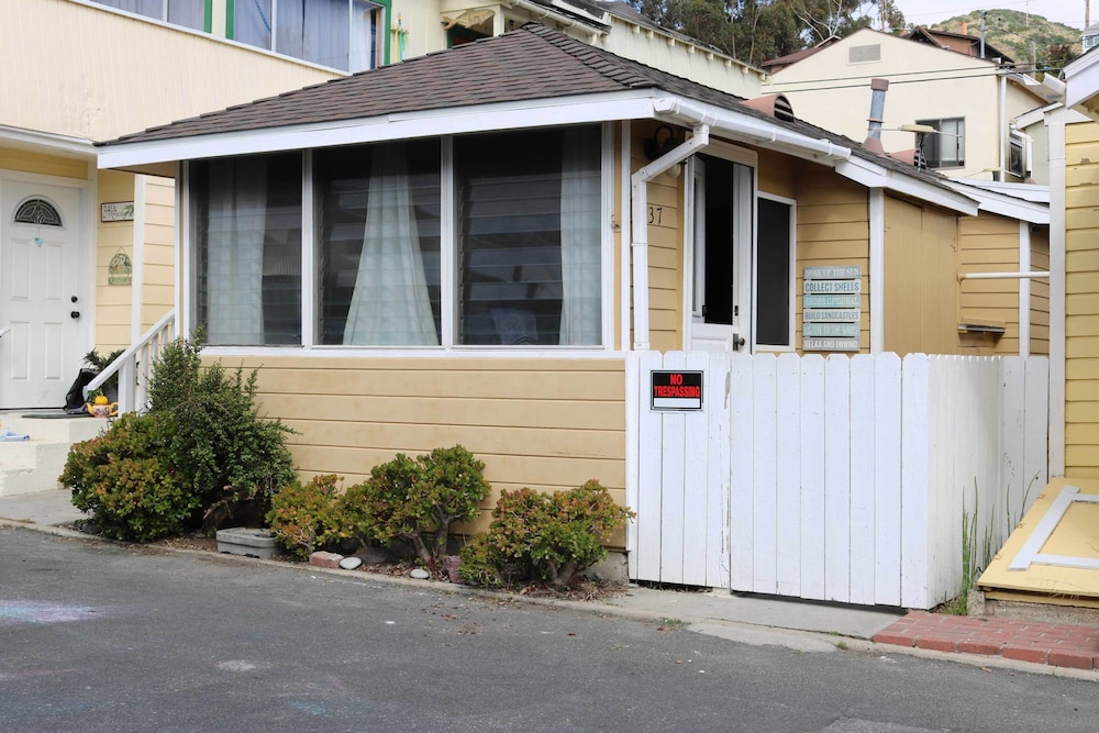 Walk to Beach and Main St Catalina Island Cottage — 4-Star Luxury Hotel in Avalon, United States
