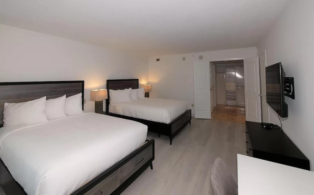 2BR 3BA Ocean Front condo on the Boardwalk CozySuites — 4-Star Luxury Hotel in Atlantic City, United States